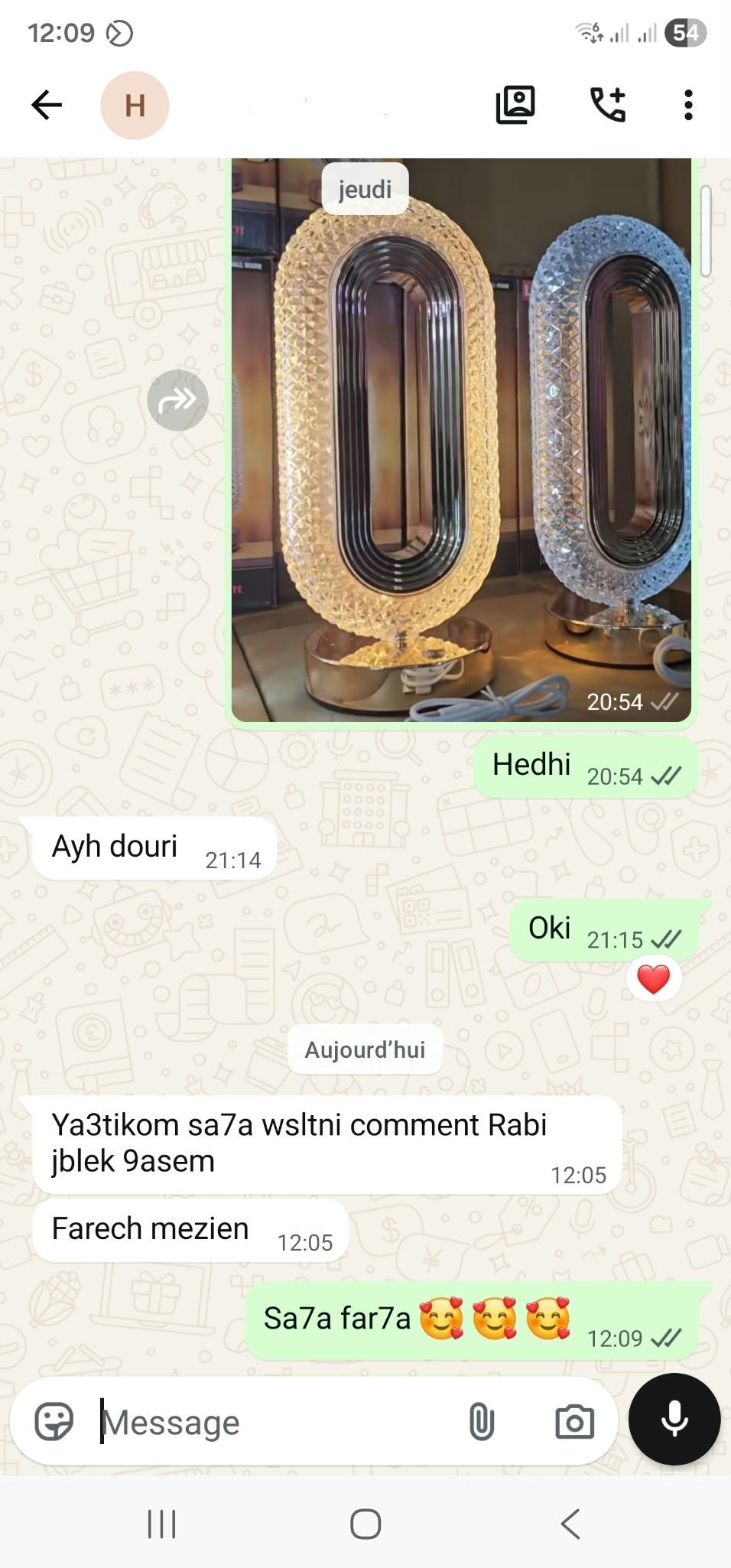 Capture d’écran WhatsApp : un client remercie, la lampe est très belle